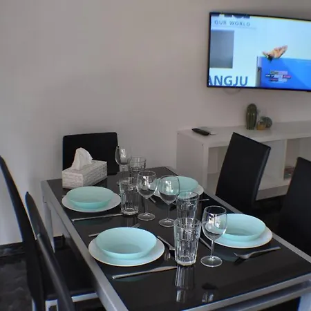 Spacious, 2 Br/2 Ba, 3 Min Walk To The Apartment