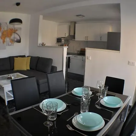 Apartment Spacious, 2 Br/2 Ba, 3 Min Walk To The