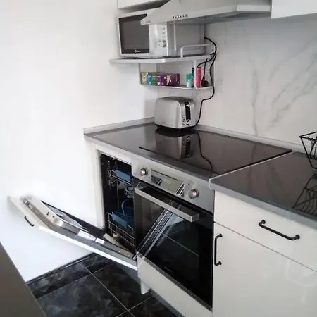 Spacious, 2 Br/2 Ba, 3 Min Walk To The Apartment *