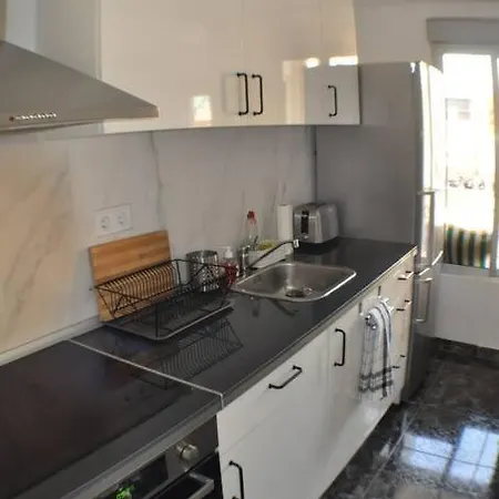 Spacious, 2 Br/2 Ba, 3 Min Walk To The Apartment