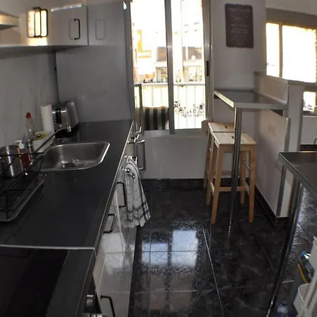 Spacious, 2 Br/2 Ba, 3 Min Walk To The 쿠엘라