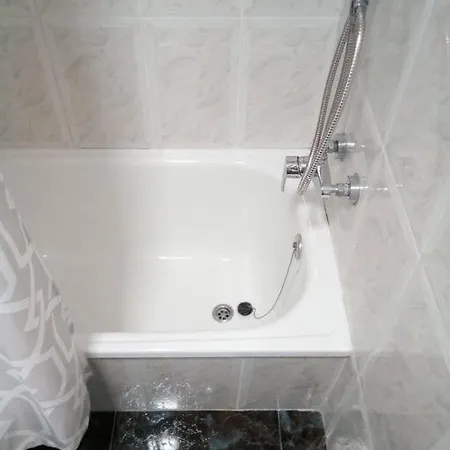 Spacious, 2 Br/2 Ba, 3 Min Walk To The *