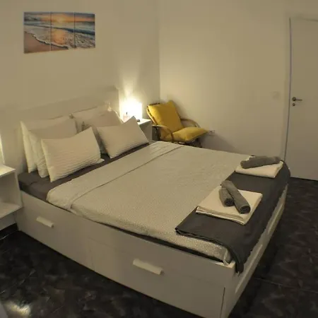 Spacious, 2 Br/2 Ba, 3 Min Walk To The Appartamento