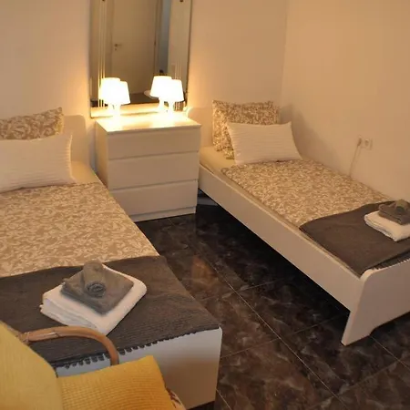 Spacious, 2 Br/2 Ba, 3 Min Walk To The 쿠엘라